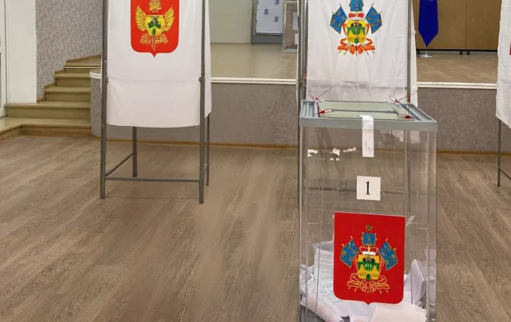 Молодые избиратели Гулькевичей получают памятные свидетельства Молодые избиратели Гулькевичей получают памятные свидетельства