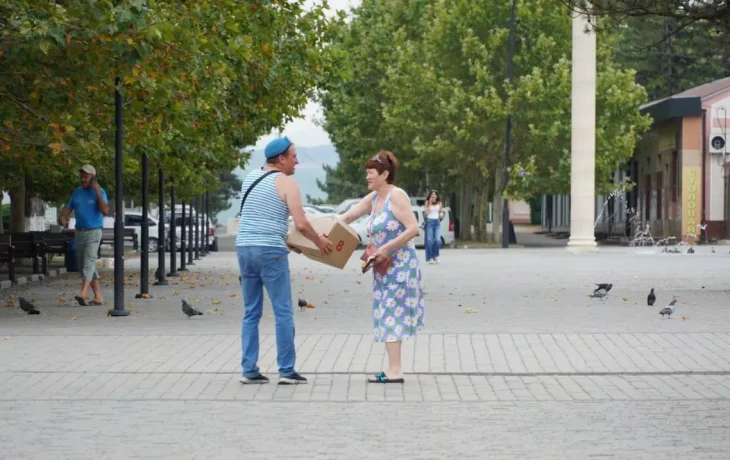 Десантники угостили крымчан мороженым в праздничный день