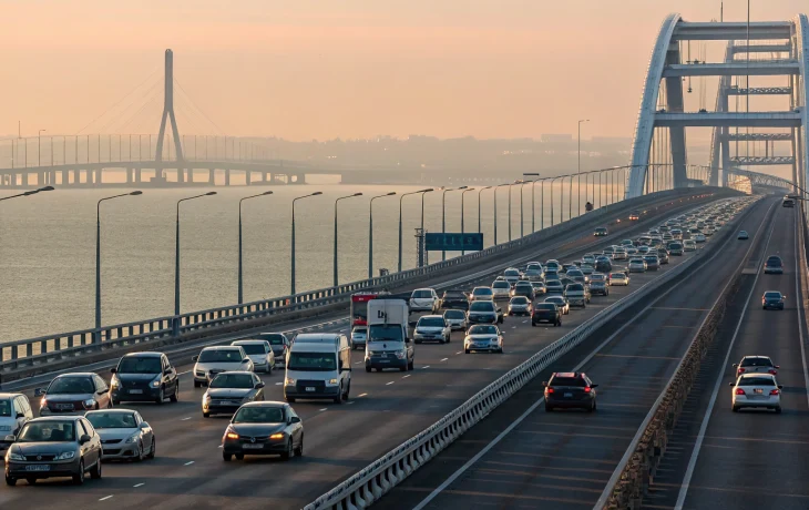 Более 2,2 тыс машин образовали пробки у Крымского моста утром 18 августа