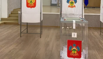 Молодые избиратели Гулькевичей получают памятные свидетельства