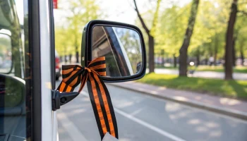 300 единиц транспорта в Новороссийске украсили к 80-летию Победы: символы славы на колесах