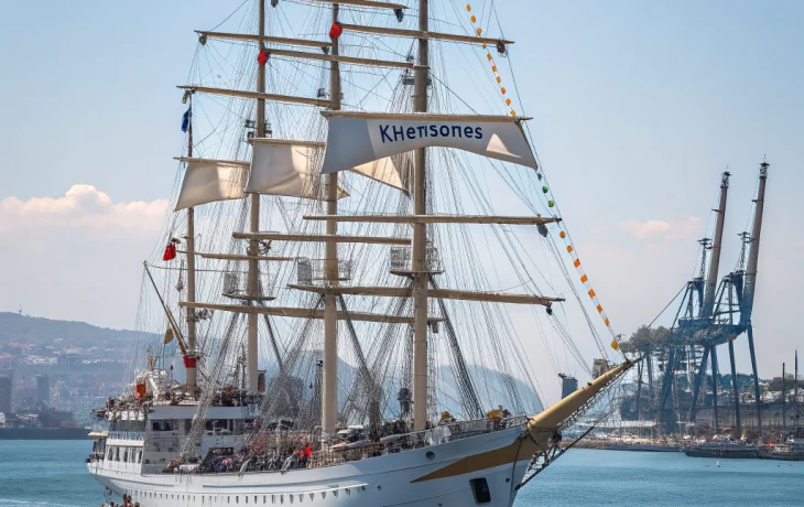 Легендарный парусник «Херсонес» вернулся в порт Сочи после дальнего морского похода