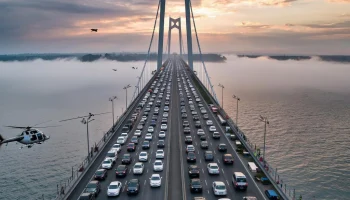 Около тысячи машин скопились в пробке перед Крымским мостом утром 14 сентября