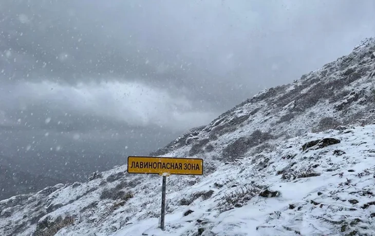 МЧС объявило штормовое предупреждение об опасности схода лавин в горах Сочи МЧС объявило штормовое предупреждение об опасности схода лавин в горах Сочи