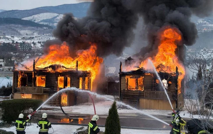 Крупный пожар в Геленджике уничтожил два частных дома на площади 500 квадратов Крупный пожар в Геленджике уничтожил два частных дома на площади 500 квадратов