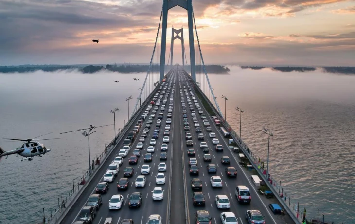 Около тысячи машин скопились в пробке перед Крымским мостом утром 14 сентября Около тысячи машин скопились в пробке перед Крымским мостом утром 14 сентября