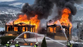 Крупный пожар в Геленджике уничтожил два частных дома на площади 500 квадратов