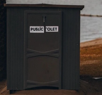 Туалетный коллапс на Зеленом острове омрачил старт купального сезона