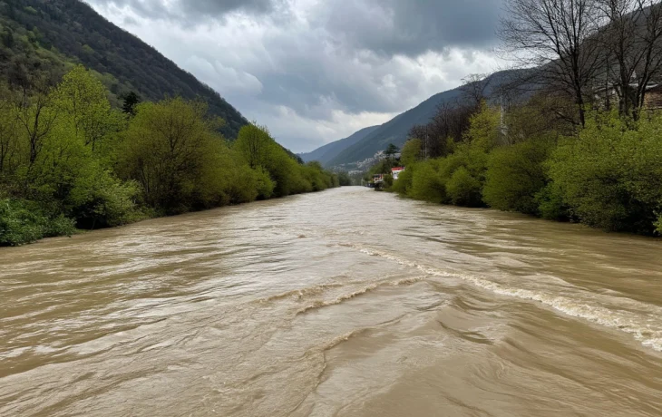 В Дагомысе река вышла из берегов: закрыты пляжи, работают службы