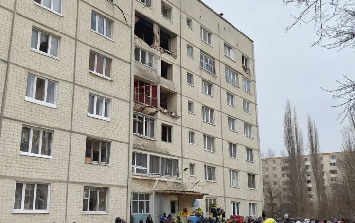 Окно выбило в многоэтажке в поселке Российском в результате хлопка