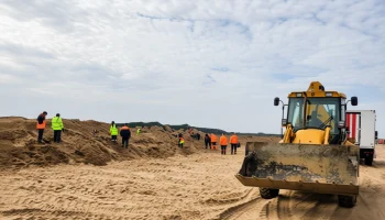 Глава МЧС и губернатор Кубани оценили ход работ по ликвидации выбросов мазута на пляжах Анапы