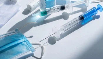 Минздрав сдвигает сроки массовой вакцинации до готовности производств