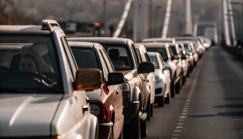 Пятьдесят машин на досмотре: днём у Крымского моста возникла очередь