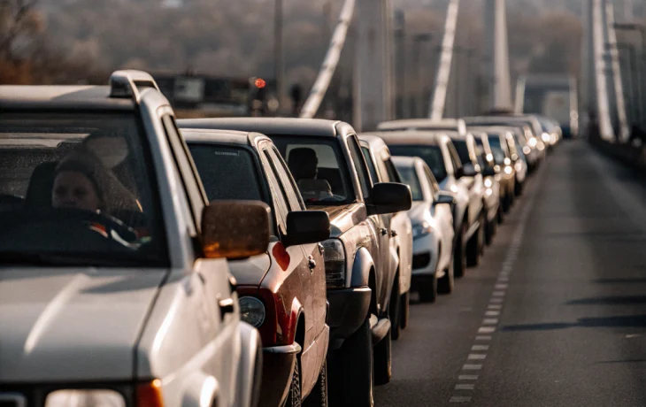 Пятьдесят машин на досмотре: днём у Крымского моста возникла очередь Пятьдесят машин на досмотре: днём у Крымского моста возникла очередь