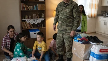 Многодетной семье участника СВО из Медведовской оказали адресную помощь