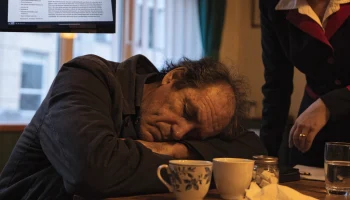 В Приморско-Ахтарске уснувший в кафе посетитель оказался в федеральном розыске