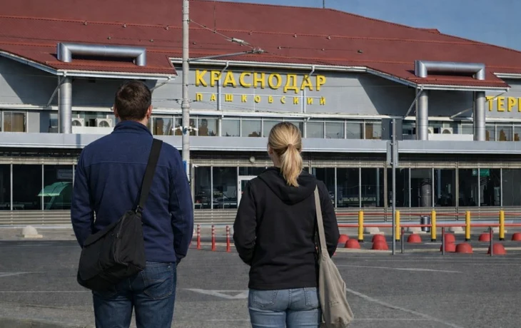 В аэропорту Краснодара возобновили полеты после ограничений В аэропорту Краснодара возобновили полеты после ограничений