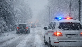 В Краснодарском крае продлили штормовое предупреждение из-за аномальных снегопадов и гололеда
