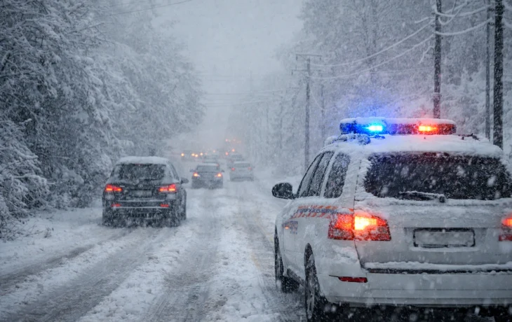 В Краснодарском крае продлили штормовое предупреждение из-за аномальных снегопадов и гололеда