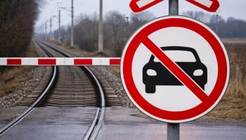 На Кубани грузовой поезд протаранил легковушку на переезде На Кубани грузовой поезд протаранил легковушку на переезде