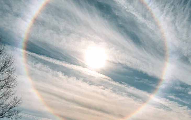 Жители Сочи наблюдали редкое солнечное гало в ясном небе