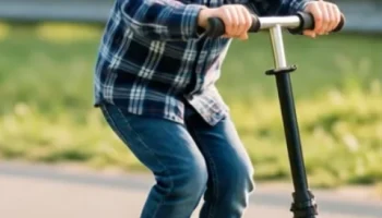 Лихач на самокате в Юбилейном микрорайоне Краснодара гоняет по проезжей части Лихач на самокате в Юбилейном микрорайоне Краснодара гоняет по проезжей части