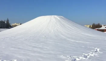 Сугробы в горах Сочи превысили три метра после снегопада 9 апреля Сугробы в горах Сочи превысили три метра после снегопада 9 апреля
