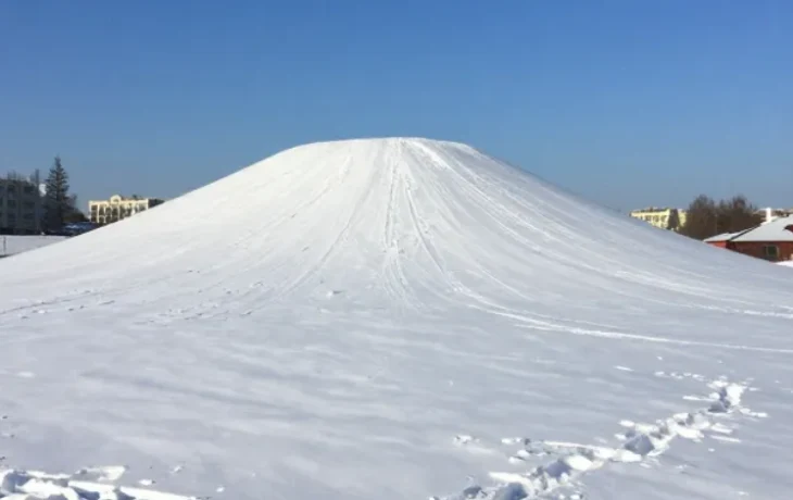Сугробы в горах Сочи превысили три метра после снегопада 9 апреля