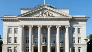 В Краснодаре арестовали имущество экс-судьи Хахалевой и 36 лиц В Краснодаре арестовали имущество экс-судьи Хахалевой и 36 лиц