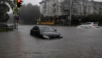 В Новороссийске перекрёсток ушёл под воду: в Южном районе затопило дороги, пострадали автомобили