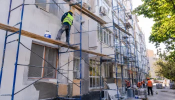 В Кабардинке продолжается капитальный ремонт многоквартирных домов